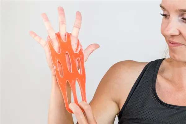 Thera-Band Hand Xtrainer - posilovač prstů a dlaně, zelený – středně měkký