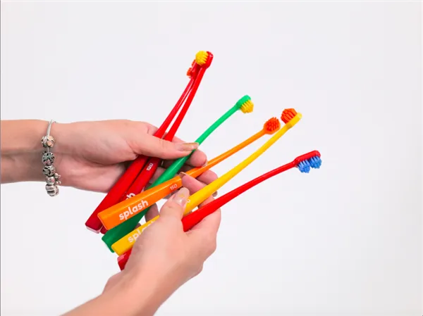 Zubní kartáček Splash Brush 170 fialový 106337