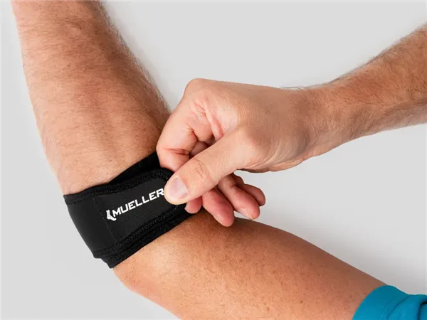 Pásek na tenisový loket s gelovým polštářkem Mueller Tennis