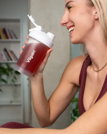 Vilgain Shaker Pro 400ml - s praktickým poutkem, zaobleným dnem a spirálou, bílý
