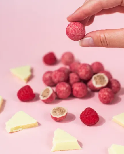 Vilgain Rice Chocoballs BIO ⁠–⁠ bílá čokoláda s malinou 50g